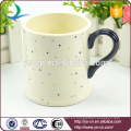 Taza de cerámica caliente de la etiqueta del punto de la venta en blanco